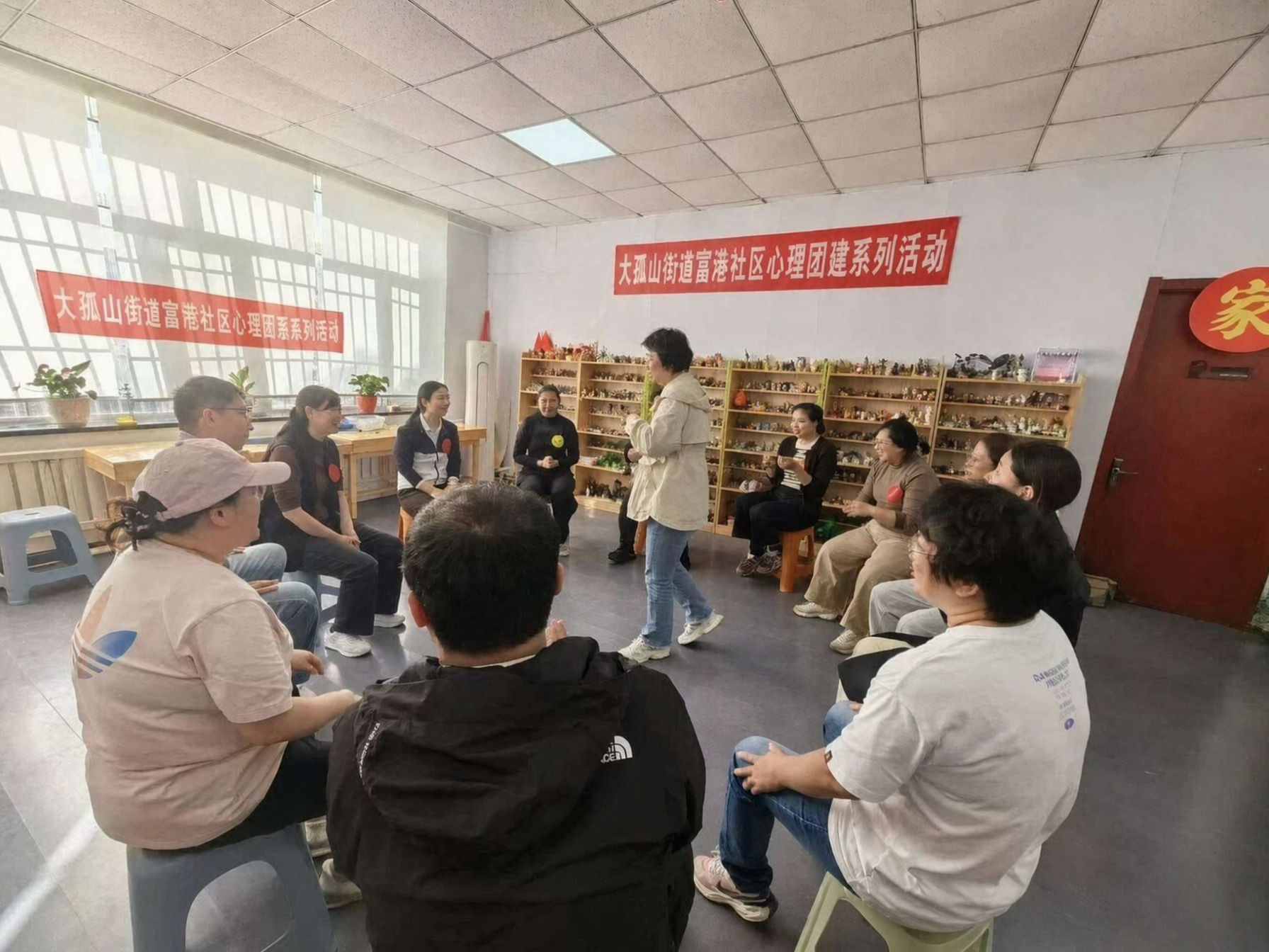 以沙盘悟家风,聚力基层治理——大孤山街道富港社区纪念长征胜利90周年开展家风传承主题沙盘心理团建活动(图7)