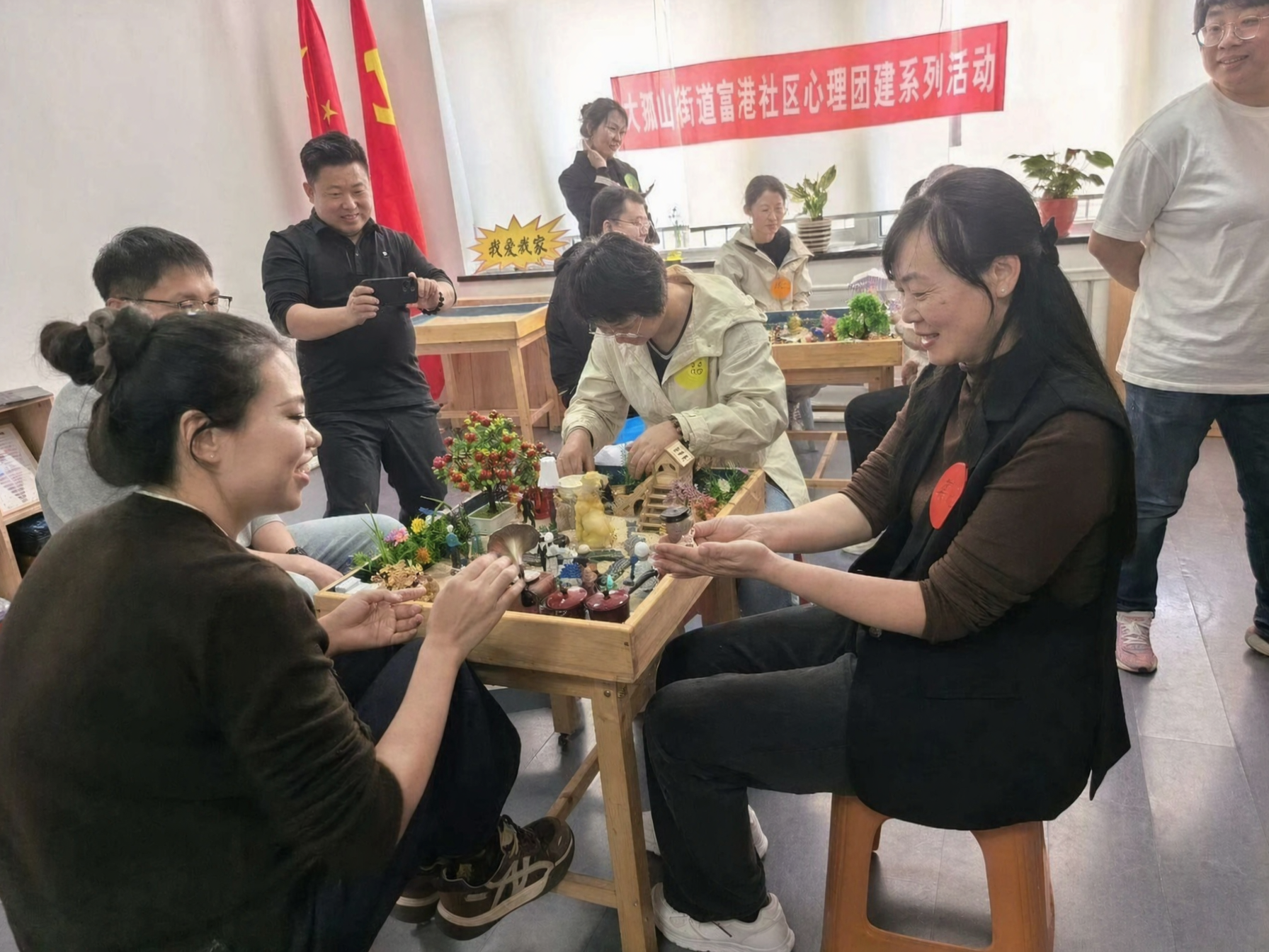 以沙盘悟家风,聚力基层治理——大孤山街道富港社区纪念长征胜利90周年开展家风传承主题沙盘心理团建活动(图17)