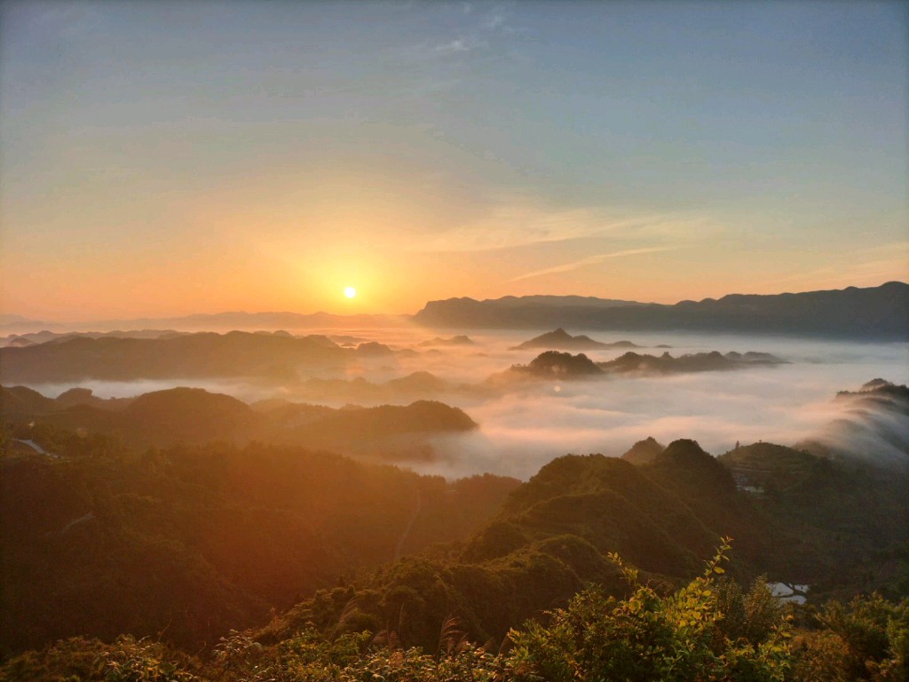 七绝·东方欲晓（ 中华新韵 ）藏头诗 作者/周凰（图2）