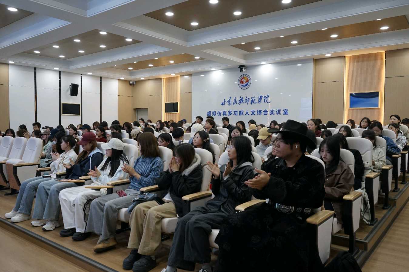 花盛诗集《高原辞》新书分享暨文学创作交流活动在甘肃民族师范学院文学院举行(图4)