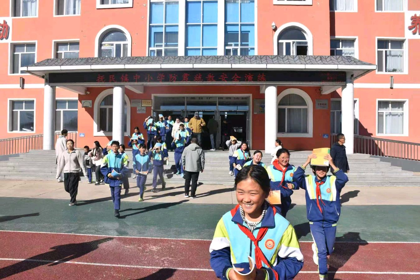 抚民中小学防震减灾疏散演练//申永志(图4)