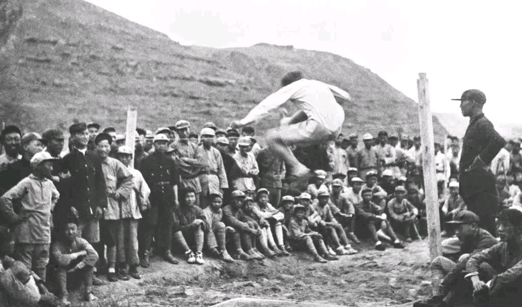 【纪念工农红军长征胜利90周年】大合唱《飞越大渡河》●四医大口腔医院合唱团●指挥:刘水 #红色经典歌曲 #世间风情(图4)