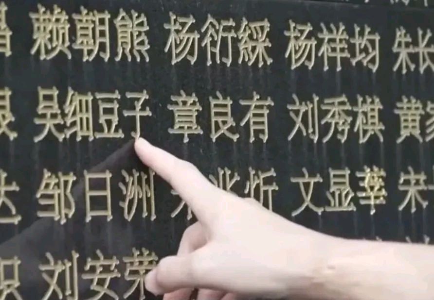 【纪念工农红军长征胜利90周年】大合唱《飞越大渡河》●四医大口腔医院合唱团●指挥:刘水 #红色经典歌曲 #世间风情(图14)