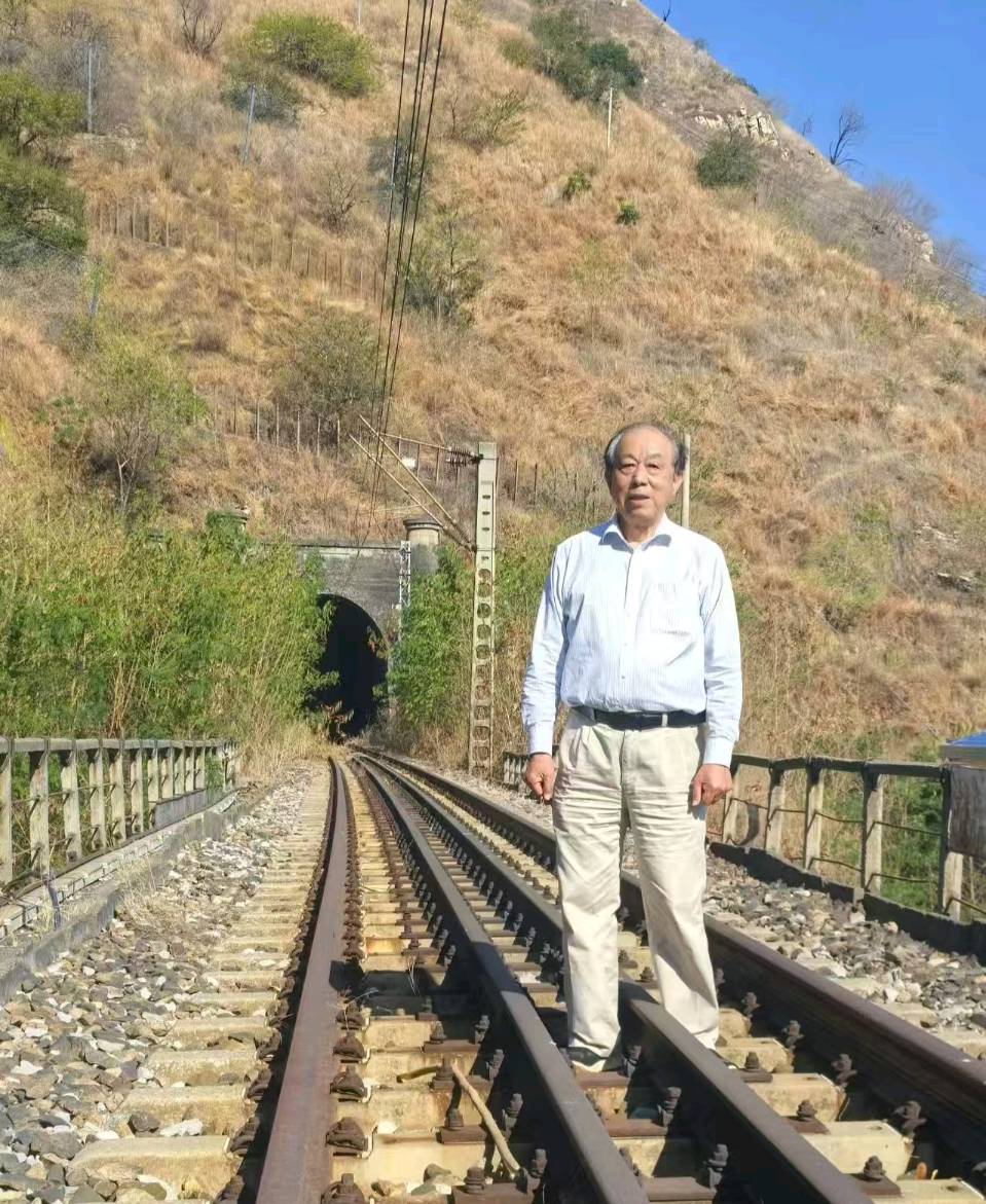 【快讯】余开华教授抵达湖北汽车工业学院