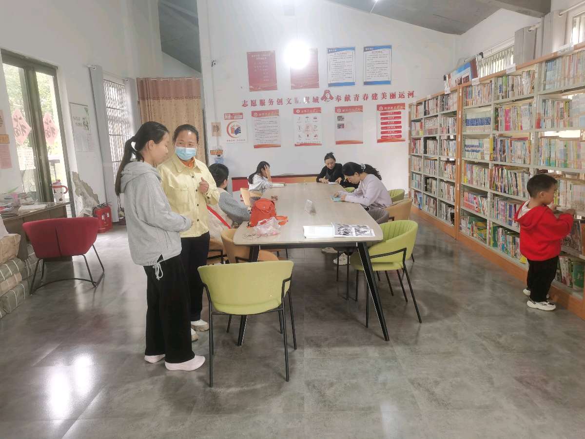 【北京头条】霜天寥廓入眸清,一镜收来万类情。枫火燃山红欲滴,菊金铺径灿相迎。排云雁字书斜照,蘸水芦花写乱明。莫叹秋深颜色老,镜头深处有春声(图4)