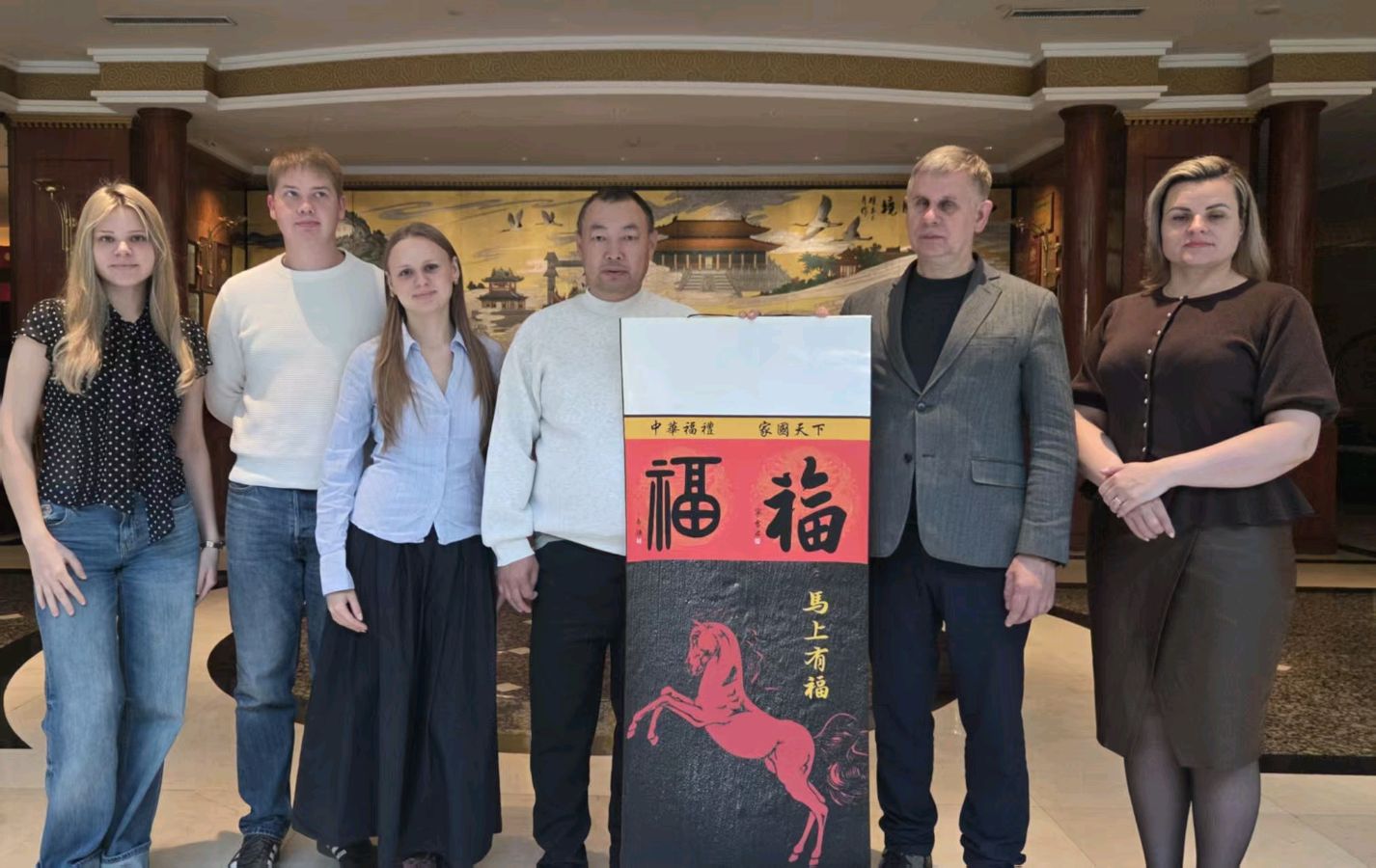 从伏羲一画开天到国礼双福天下——立陶宛家庭走进中华福馆，中立民间交往再添温暖注脚（图3）