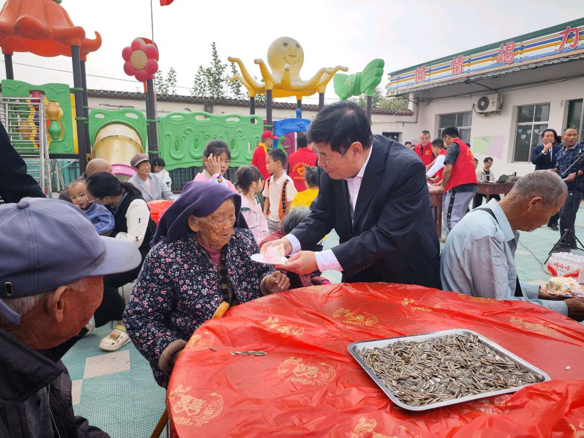 情暖金秋 爱满夕阳——新蔡县关工委联合青年志愿者协会走进均康养老院开展暖心慰问活动（图6）