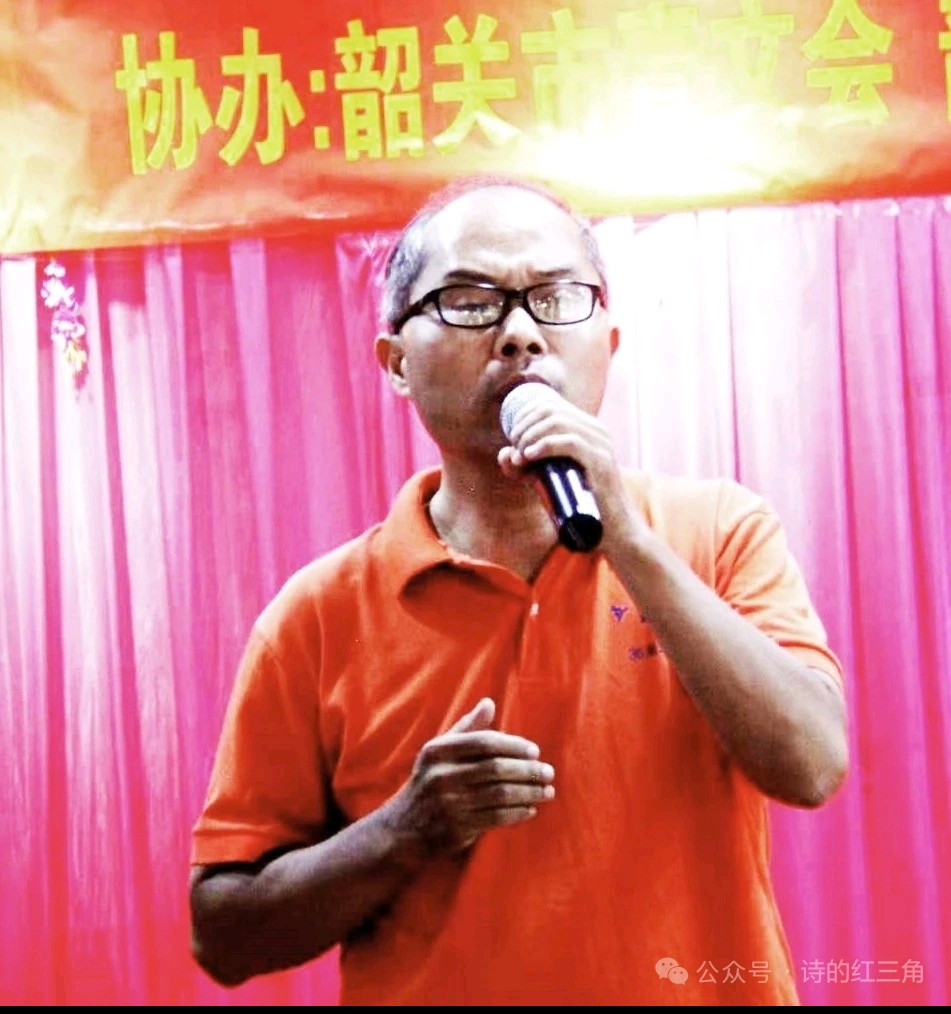 小议李大明的诗：满世界都在讲快、讲新、讲热闹，能坚持写几十年，诗里始终有人，有烟，有饭香，有滋有味，真不容易……