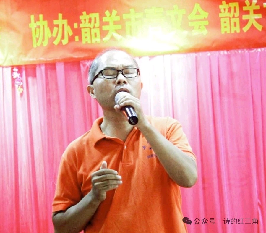 小议李大明的诗：满世界都在讲快、讲新、讲热闹，能坚持写几十年，诗里始终有人，有烟，有饭香，有滋有味，真不容易……