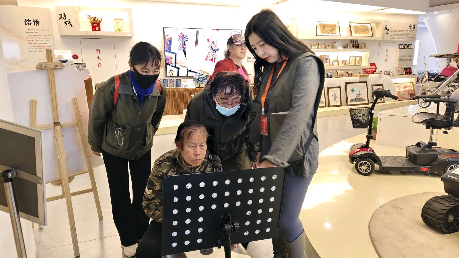 体验智能辅助器具 乐享“智汇”晚年生活(图5)