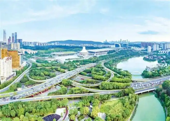 【七律】邕江沿江公园   文/隆光诚