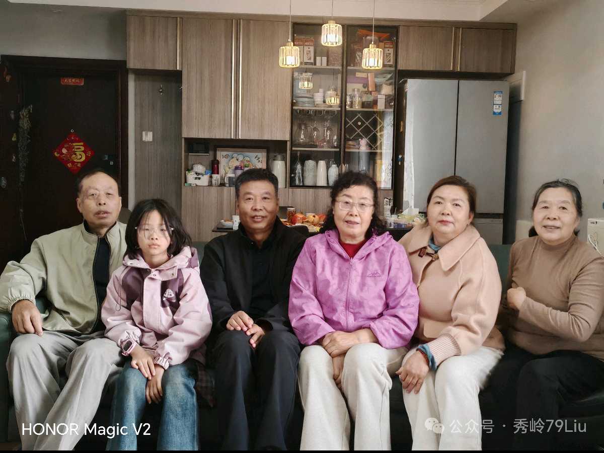 钟灵毓秀//《血浓于水:一场摔倒摔出的亲情团聚》