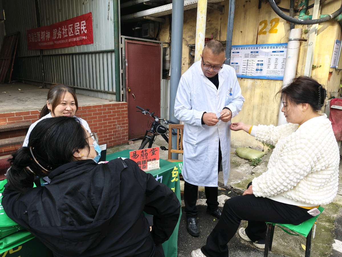 秋暖民心践初心 志愿服务护安康——平煤股份四矿孙刚爱心联盟开展秋日暖心便民服务活动(图3)