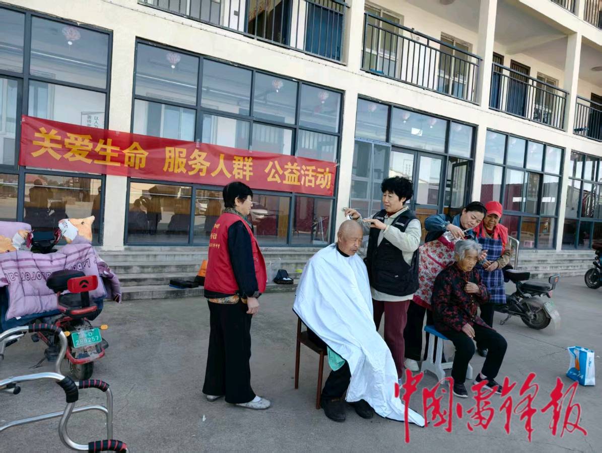 中国雷锋报社邯郸市志愿者开展爱心志愿服务活动 用实际行动践行雷锋精神（图2）