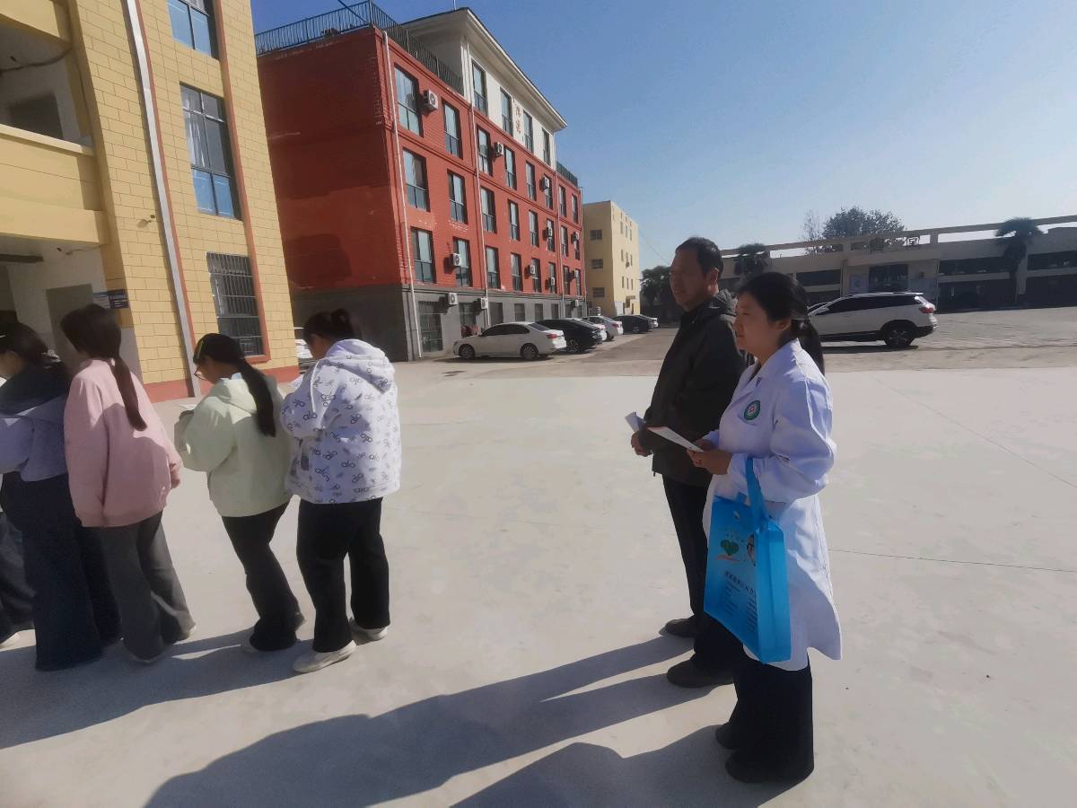 泗县瓦坊卫生院疫苗科普宣传进校园活动走进瓦坊中学(图4)