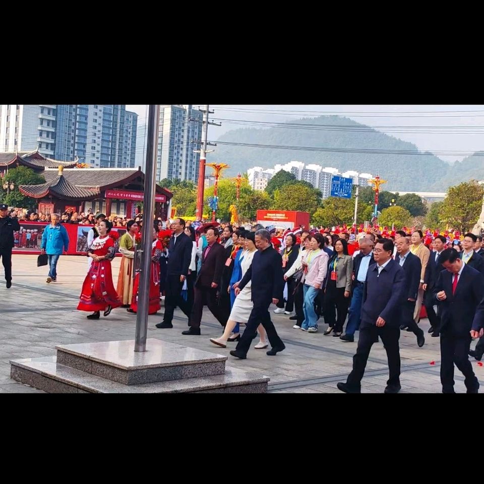 老领导陈求发回故乡与全县各族干部群众参加成立70周年华诞活动