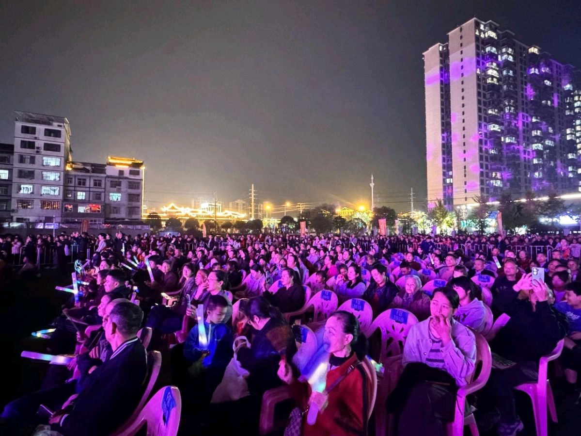 老领导陈求发回故乡与全县各族干部群众参加成立70周年华诞活动(图4)
