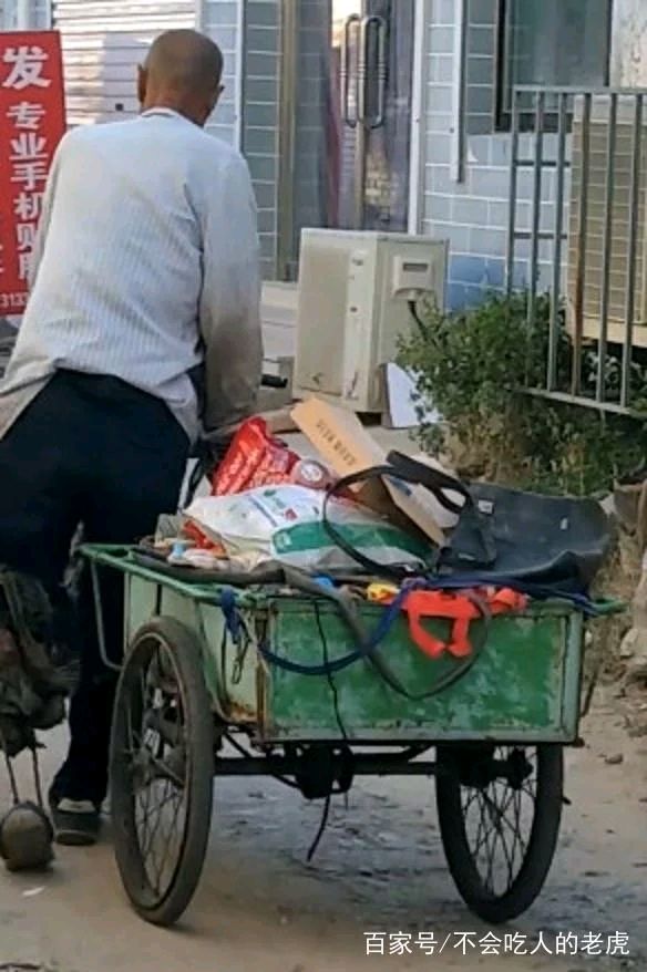 半醉半醒老师微小说推荐 一个空瓶子也不能随意占有 精英金牌主播 仁娟 春辉若诗墨飘香文学社第4146期(图3)