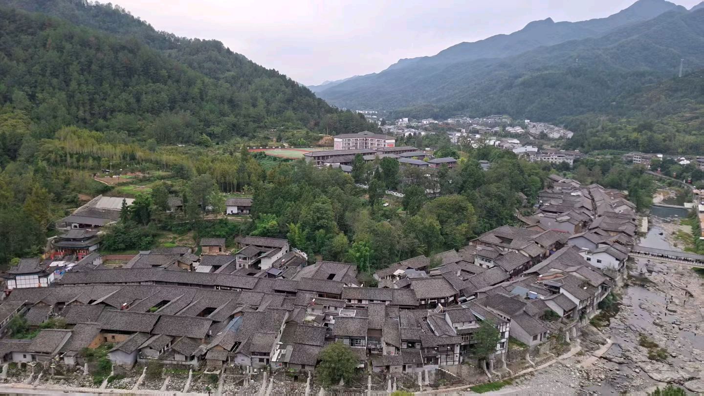 【都市头条成都文苑编辑部】主编周原翁;诗文作者温泉山.何俊锋.秦牛.屈军强.王兵.高金秀.（图38）