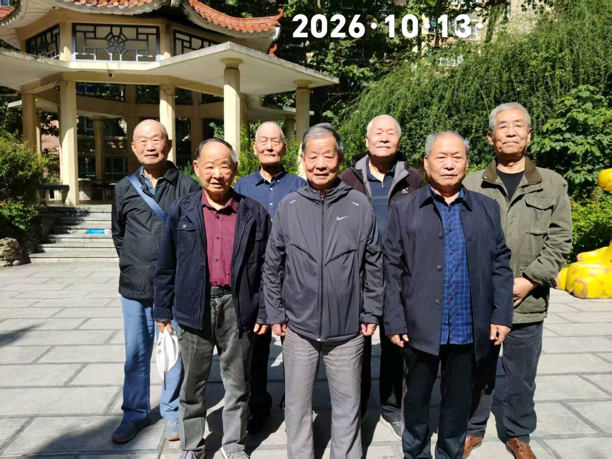 旭日东升（赵长民）//《六十一载重聚首，七个八十岁少年的秋日之约》