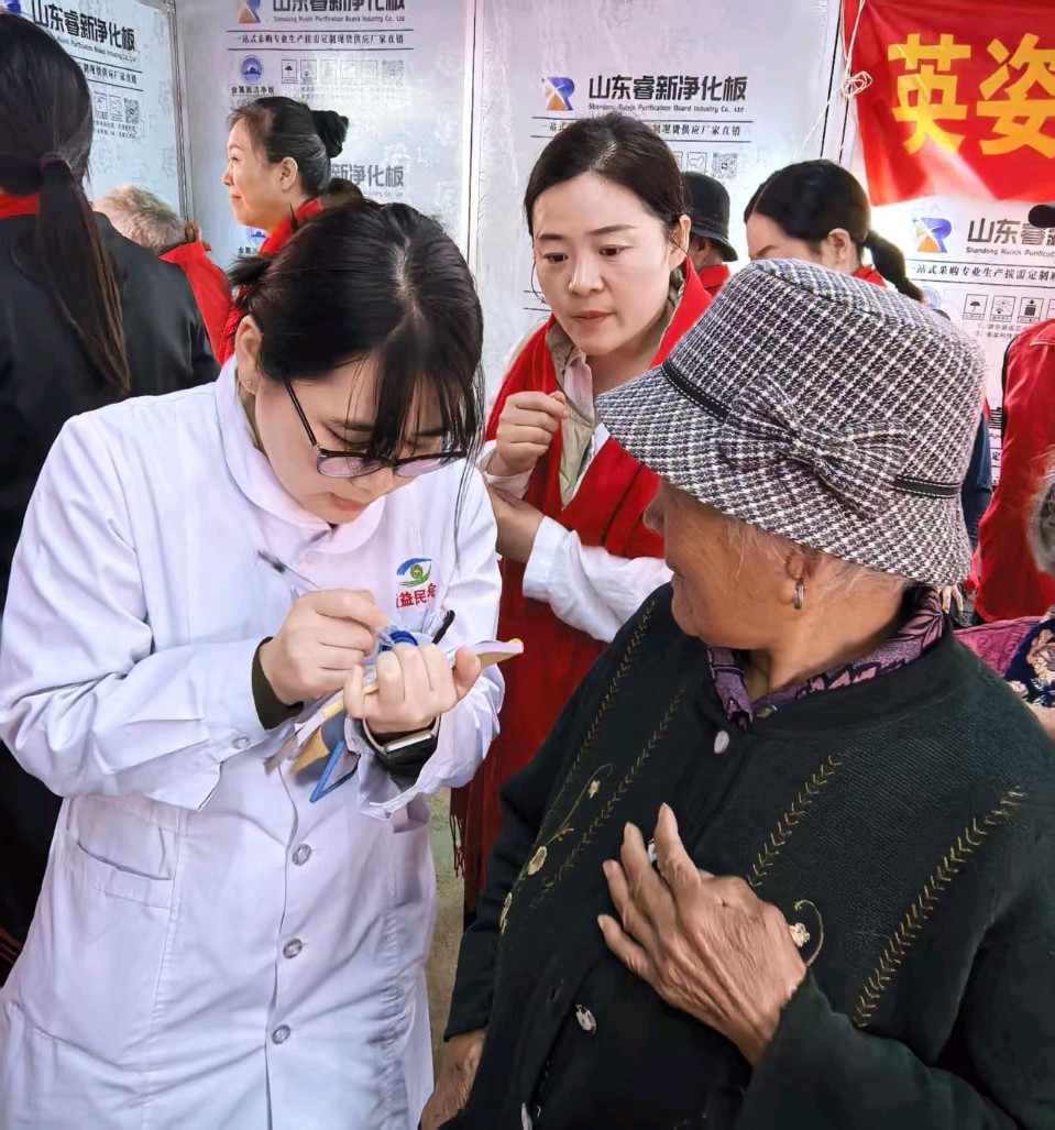 爱在重阳节  善举暖桑榆一一沂蒙女雷锋爱心志愿服务团重阳敬老公益活动纪实     文/韩广华