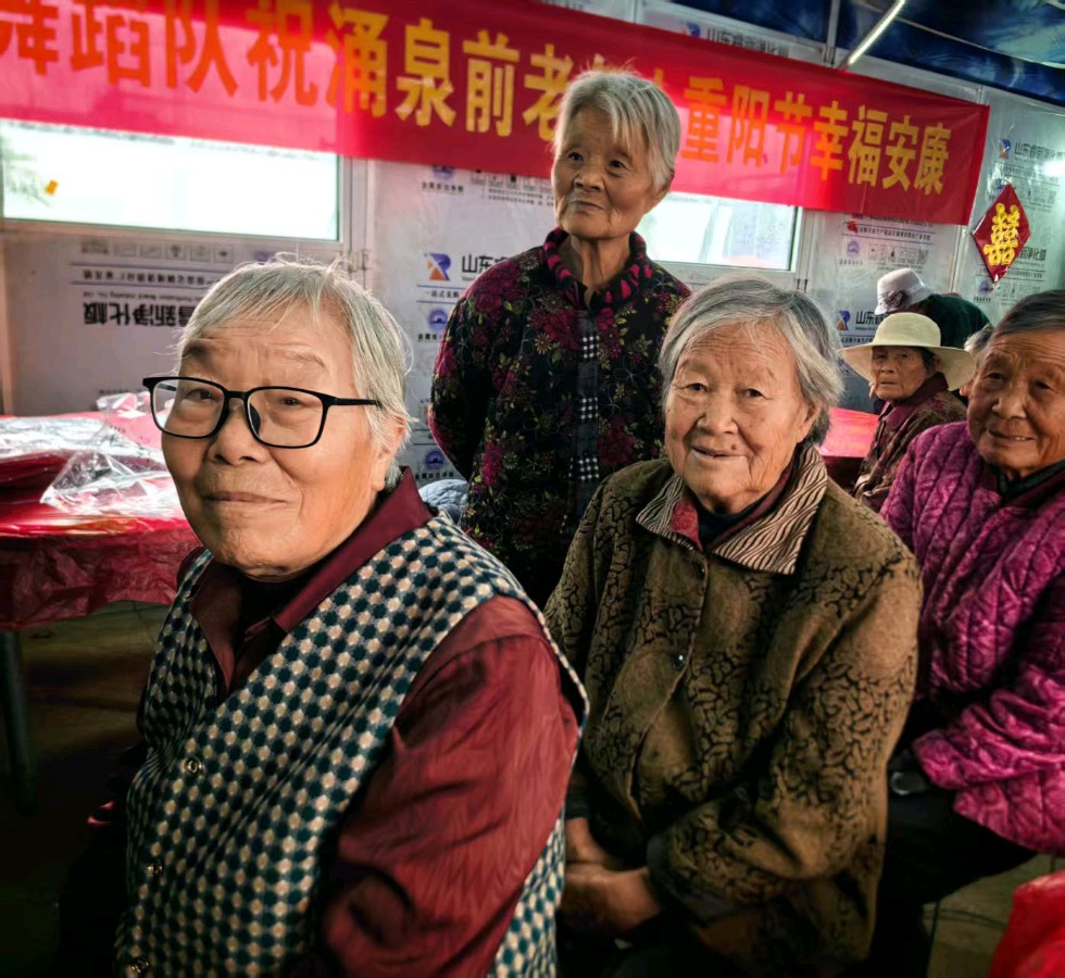 爱在重阳节 善举暖桑榆一一沂蒙女雷锋爱心志愿服务团重阳敬老公益活动纪实 文/韩广华（图8）