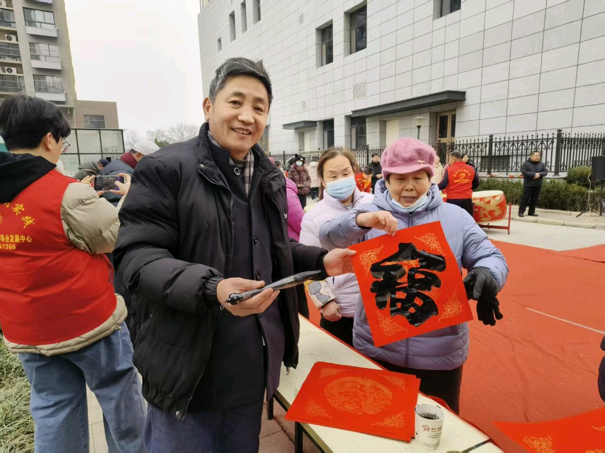 笔墨扎根桃乡！肥城马忠金：以艺育人，以善暖城（图3）