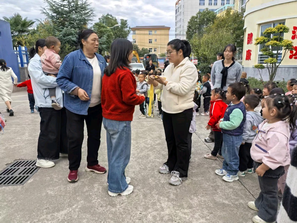 党建引领筑防线 防拐演练护童心--商南县金福湾幼儿园开展防拐骗模拟演练活动（图5）