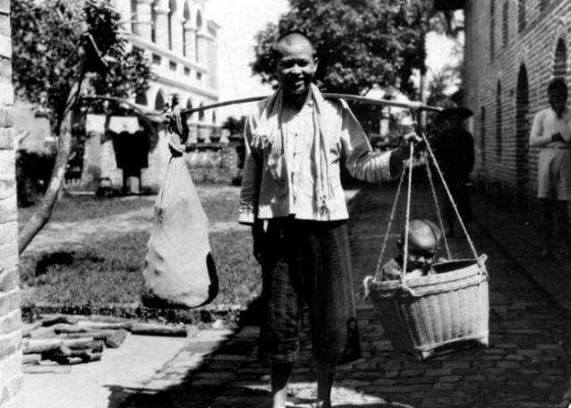 肩挑孩子和稻米的男子1931年 肩挑孩子和稻米的男子1931年