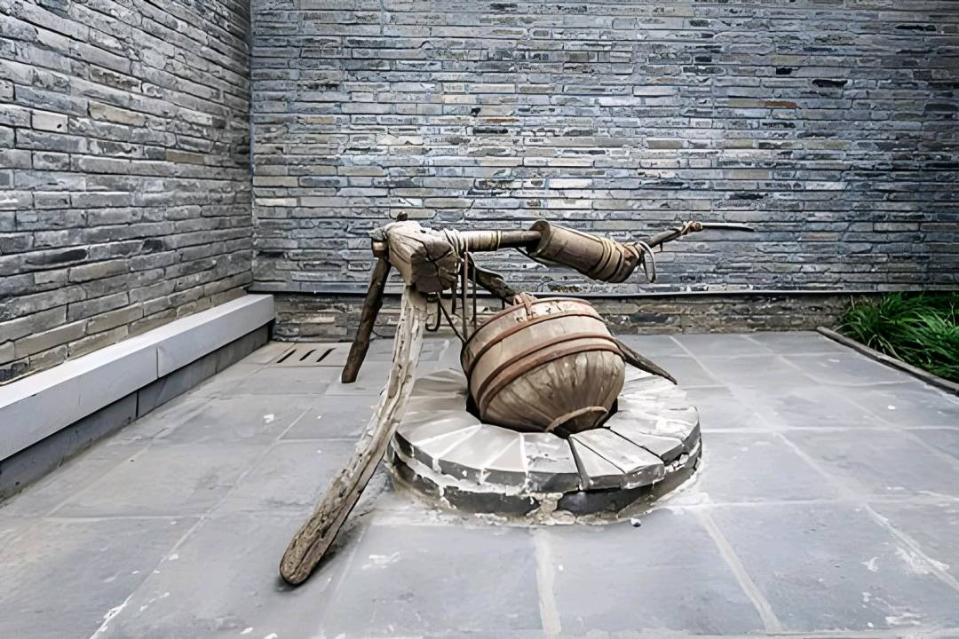 曹尚来《扁担、水桶与井》（图2）