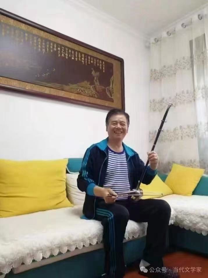 海外头条:以草木寄余生,以温柔渡生死——品读纤夫哲理短诗《对一棵树说》作者:富有(图8)