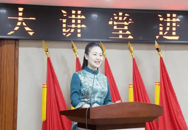 【鹧鸪天 · 我为思盈赋首鹧鸪天一一读李思盈先进事迹感怀】文/康庆武‖诵/禾子【采菊文苑美文美诵】总10099期
