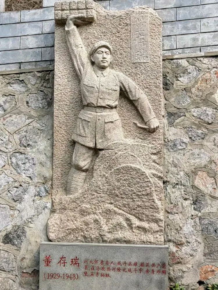 七律·大连英雄纪念公园